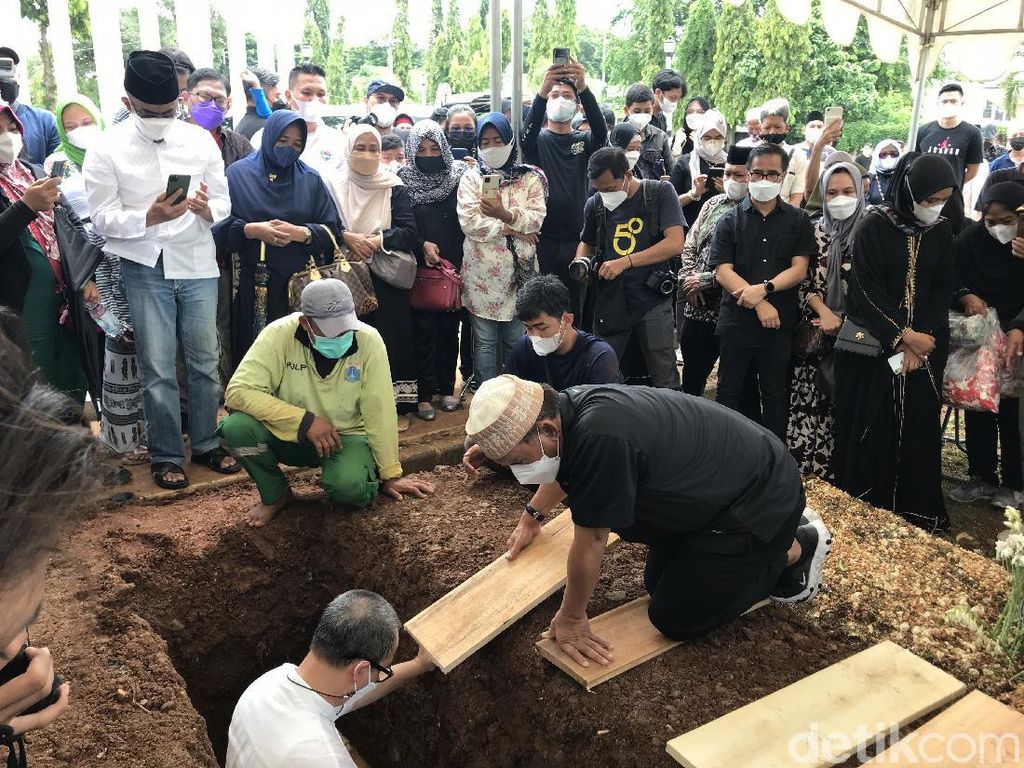 Isak Tangis Iringi Pemakaman Legenda Bulutangkis Verawaty Fajrin di Jaksel
