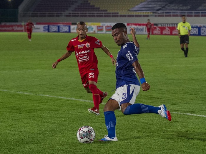 Pesepak bola Persib Bandung Ardi Idrus (kanan) berebut bola dengan pesepak bola Persija Jakarta Riko Simanjuntak (kiri) pada pertandingan Liga I di Stadion Manahan, Solo, Jawa Tengah, Sabtu (20/11/2021). ANTARA FOTO/Mohammad Ayudha/foc.