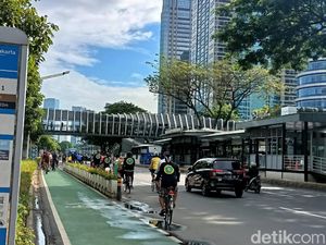 Bandel! Sejumlah Pesepeda Gowes di Luar Jalur Sepeda Sudirman-Thamrin