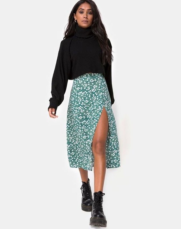 Padukan dengan turtleneck dan midi skirt