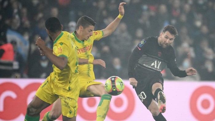 PSG vs Nantes, Lionel Messi Paris Saint-Germain's Argentinian forward Lionel Messi shoots and scores a goal during the French L1 football match between Paris-Saint Germain (PSG) and FC Nantes at The Parc des Princes Stadium in Paris on November 20, 2021. (Photo by FRANCK FIFE / AFP)