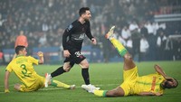 Bola sepakan Messi pun menggetarkan gawang Nantes. (Foto: AFP/ANNE-CHRISTINE POUJOULAT)
