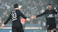 Kylian Mbappe, yang membuat assist dalam gol Messi, juga ikut bergembira. (Foto: AFP/ANNE-CHRISTINE POUJOULAT)