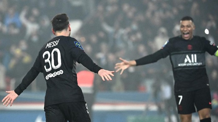 PSG vs Nantes, Lionel Messi, Kylian Mbappe Paris Saint-Germain's Argentinian forward Lionel Messi celebrates with Paris Saint-Germain's French forward Kylian Mbappe after scoring a goal during the French L1 football match between Paris-Saint Germain (PSG) and FC Nantes at The Parc des Princes Stadium in Paris on November 20, 2021. (Photo by Anne-Christine POUJOULAT / AFP)