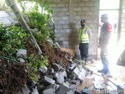 Rumah Warga Trenggalek Hancur Tertimpa Tebing Longsor