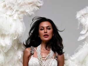 Sophia Latjuba Pakai Lingerie Korset di Usia 51, Mirip Model Victorias Secret