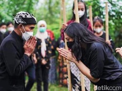 Stafsus Presiden Putri Tanjung Blusukan ke Pinggir Hutan Banyuwangi