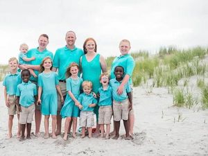 Super Sibuk, Ibu Ini Tunjukkan Video Saat Siapkan Makanan Untuk 10 Anaknya