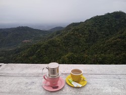 Sensasi Menyeruput Kopi dengan View Tiga Gunung di Tumpeng Menoreh