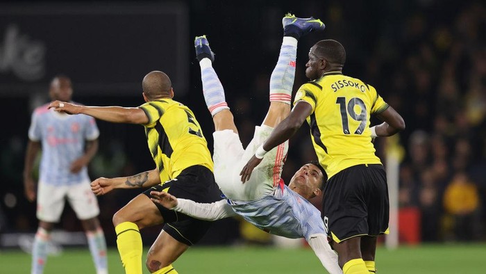 WATFORD, ENGLAND - NOVEMBER 20: Cristiano Ronaldo of Manchester United battles for possession with William Troost-Ekong (L) and Moussa Sissoko (R) of Watford FC during the Premier League match between Watford and Manchester United at Vicarage Road on November 20, 2021 in Watford, England. (Photo by Alex Pantling/Getty Images)