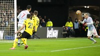 Di awal babak kedua, Donny van de Beek mampu bikin gol untuk menjaga asa MU. Kiriman bola Jadon Sancho disundul CR7 tepat ke depan gawang untuk disambar pemain yang acapkali ditepikan Ole Gunnar Solskjaer itu. (Foto: AP/Frank Augstein)