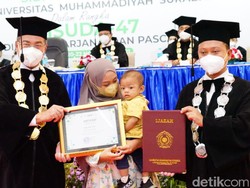 Mahasiswa Ini Meninggal Usai Sidang Skripsi, Anak Balitanya Gantikan Wisuda