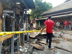 13 Kios Buku-Peralatan Kuliah di Samping Kampus IPB Hangus Terbakar