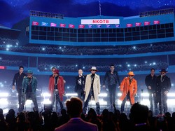 Aksi Panggung New Kids on the Block dan New Edition di Panggung AMA 2021