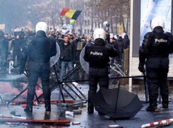 Protes Pembatasan COVID-19, Warga Belgia Bentrok dengan Polisi