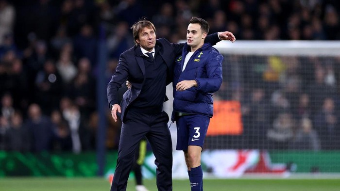 LONDON, ENGLAND - NOVEMBER 21: Antonio Conte, Manager of Tottenham Hotspur and Sergio Reguilon of Tottenham Hotspur embrace after the Premier League match between Tottenham Hotspur and Leeds United at Tottenham Hotspur Stadium on November 21, 2021 in London, England. (Photo by Ryan Pierse/Getty Images)