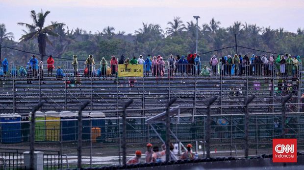 Antusias penonton balapan WSBK Mandalika meski terik panas hingga hujan deras di Lombok Tengah, Nusa Tenggara Barat (NTB), Minggu, 21 November 2021. (CNN Indonesia/ Adi Ibrahim)