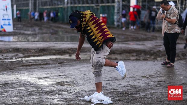 Antusias penonton balapan WSBK Mandalika meski terik panas hingga hujan deras di Lombok Tengah, Nusa Tenggara Barat (NTB), Minggu, 21 November 2021. (CNN Indonesia/ Adi Ibrahim)
