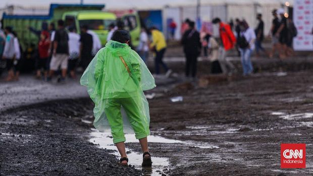 Antusias penonton balapan WSBK Mandalika meski terik panas hingga hujan deras di Lombok Tengah, Nusa Tenggara Barat (NTB), Minggu, 21 November 2021. (CNN Indonesia/ Adi Ibrahim)