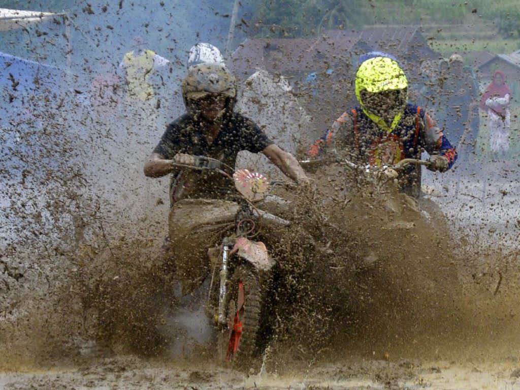 Aksi Seru Balap Motor Gabah ala Motor Cross Aksi Seru Balap Motor Gabah ala Motor Cross