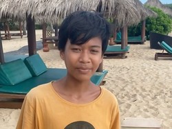 Tak Memaksa, Bocah Penjual Gelang Pantai Ini Dipuji Pembalap WSBK Mandalika