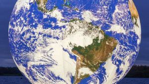 Bola Dunia Terapung di Danau, Tertarik Lihat?