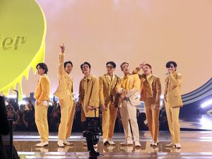 Walkot Ungkap BTS Bakal Tampil di Batam, Tapi Tak Mau Dikarantina Walkot Ungkap BTS Bakal Tampil di Batam, Tapi Tak Mau Dikarantina