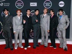 Gaya Keren BTS Melenggang di Red Carpet AMA 2021
