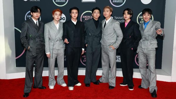 Gaya BTS di Red Carpet AMAs 2021, Tampil Mewah Pakai Koleksi Louis Vuitton