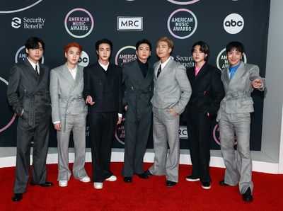 Gaya BTS di Red Carpet AMAs 2021, Tampil Mewah Pakai Koleksi Louis Vuitton