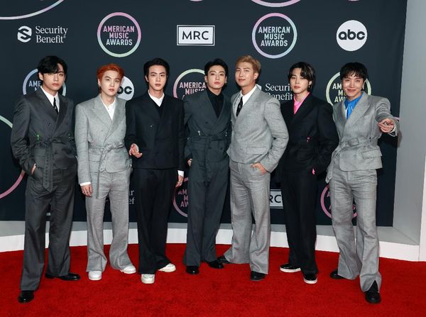 Gaya BTS di Red Carpet AMAs 2021, Tampil Mewah Pakai Koleksi Louis Vuitton