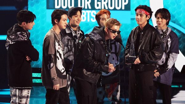 Terima Kasih ARMY! BTS Pegang Piala AMA 2021