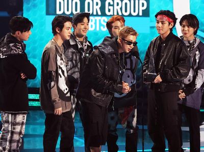 Terima Kasih ARMY! BTS Pegang Piala AMA 2021