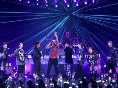 Panggung BTS dan Coldplay yang Meledak-ledak di AMA 2021
