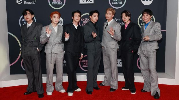 BTS menghadiri American Music Awards (AMA) 2021 di Microsoft Theater, Los Angeles, California, pada Minggu (21/11/2021) waktu setempat.
