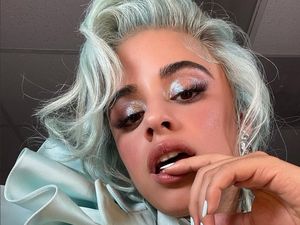 Camila Cabello Ganti Warna Rambut Pasca Putus, Sinyal Move On?