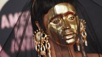 Topeng Emas Cardi B Si Bodak Yellow di Karpet Merah AMA 2021