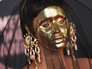 Topeng Emas Cardi B Si Bodak Yellow di Karpet Merah AMA 2021