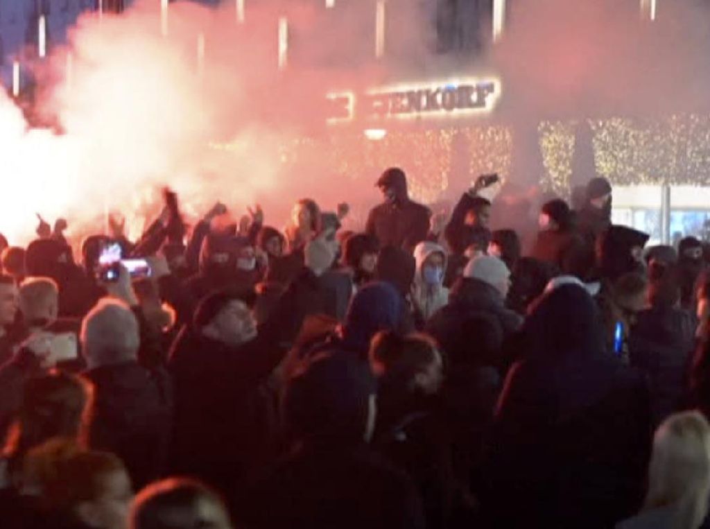 Demo Anti Lockdown di Belanda Ricuh, Massa-Petugas Adu Jotos