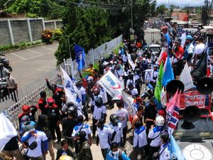 Ribuan Buruh di KBB Demo, Jalan Batujajar-Cimareme Sempat Lumpuh