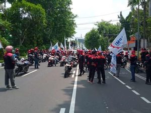 Buruh di Jatim Tolak Upah Murah, Jalur Protokol Surabaya Macet