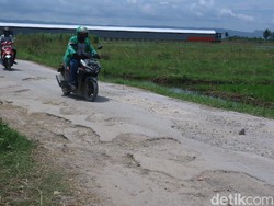 Hati-hati Lur! Banyak Ranjau Lubang di Jalan Kudus-Pati Ini