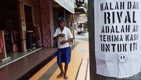Poster-poster itu ditempelkan di tiang lampu, tembok toko, tiang listrik, pintu toko, rambu dan lainnya.