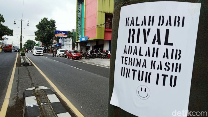 Desakan Pelatih Persis Solo Mundur Menguat di Jalanan Desakan agar pelatih Persis Solo, Eko Pujianto mundur semakin menguat. Desakan mundur setelah kekalahan derby Persis melawan PSIM disuarakan di jalanan.