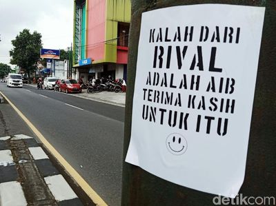 Desakan Pelatih Persis Solo Mundur Menguat di Jalanan