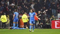 Payet langsung terkapar usai kena lemparan botol. (Foto: AP/Laurent Cipriani)
