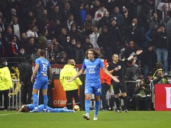 Payet langsung terkapar usai kena lemparan botol. (Foto: AP/Laurent Cipriani)