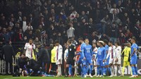Wasit langsung menyetop permainan akibat insiden ini. (Foto: AP/Laurent Cipriani)