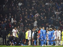 Wasit langsung menyetop permainan akibat insiden ini. (Foto: AP/Laurent Cipriani)