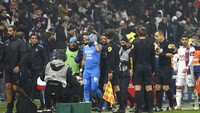 Bukan cuma Payet yang meninggalkan lapangan. Wasit meminta pemain kedua kubu masuk ruang ganti. (Foto: AP/Laurent Cipriani)
